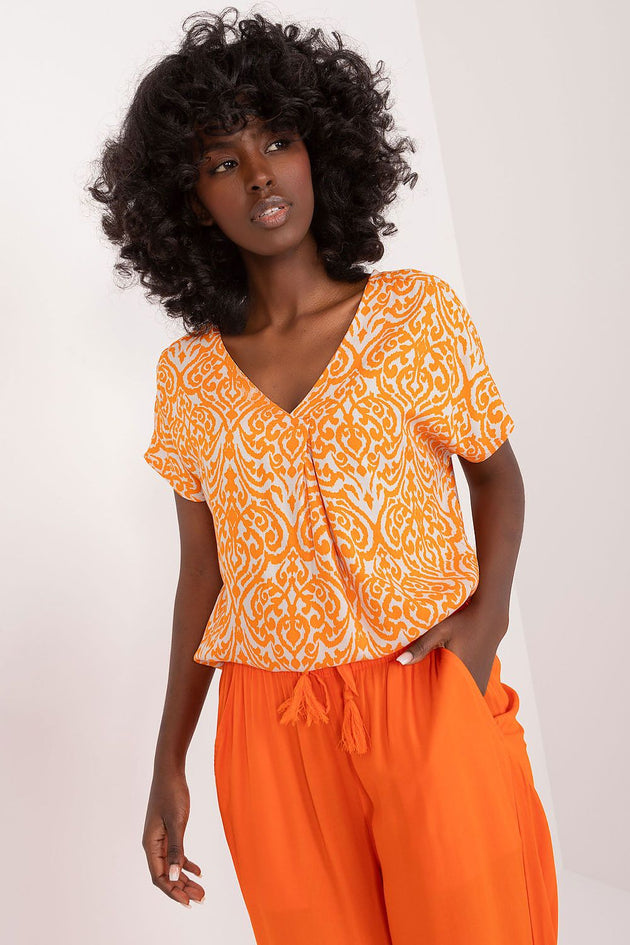 Lightweight women's blouse with V-neck and colorful print, made of breathable viscose for comfort and style.