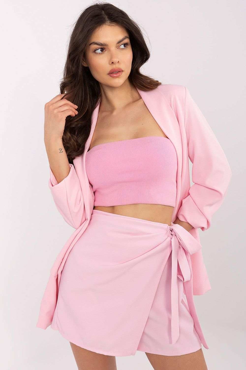 Elegant skirt pants with high waist and wide legs in pink.