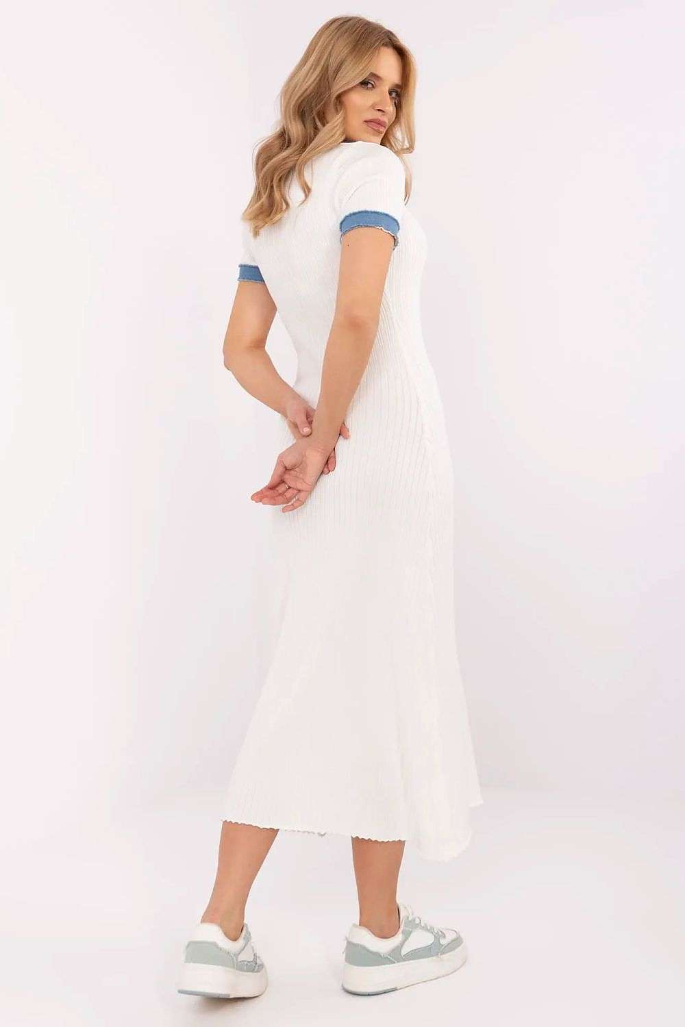 Pencil women’s midi dress with ribbed material and short sleeves.