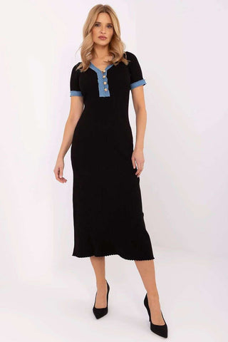Pencil women’s midi dress with sweetheart neckline, ribbed material, and button closure.