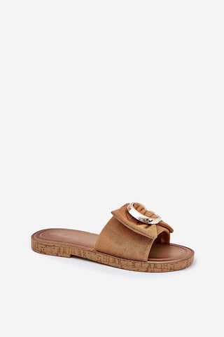 Beige flip-flops with faux suede, gold detail, flat design, and 1.5 cm heel.