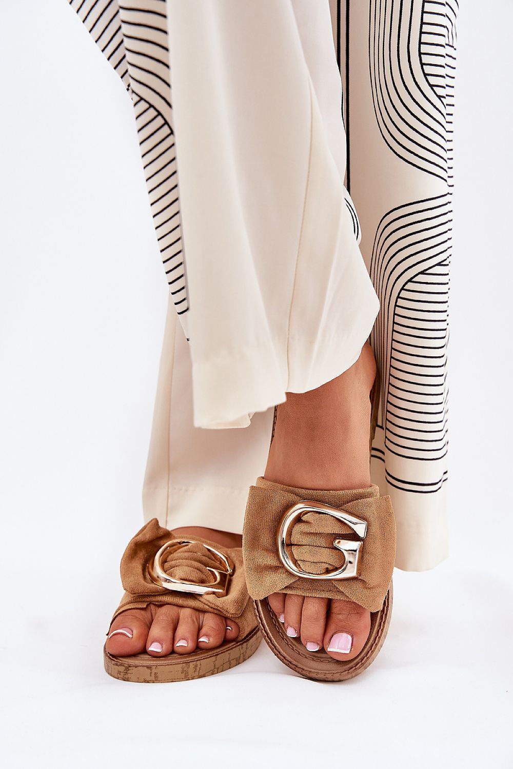 Beige flip-flops with gold detail, faux suede, ideal for summer outfits.
