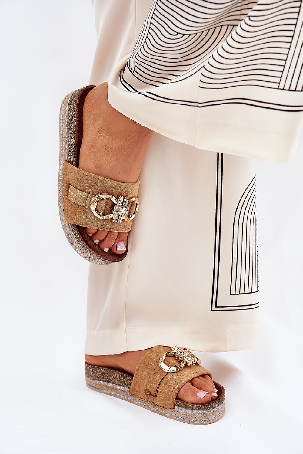 Ecological suede pink flip-flops with gold accent and sequined platform, ideal for summer outfits.