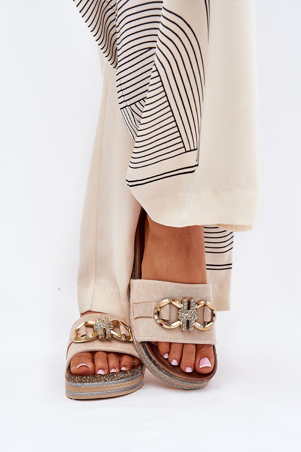 Pink flip-flops with gold embellishment, suede finish, and sequined platform, perfect for summer outfits.