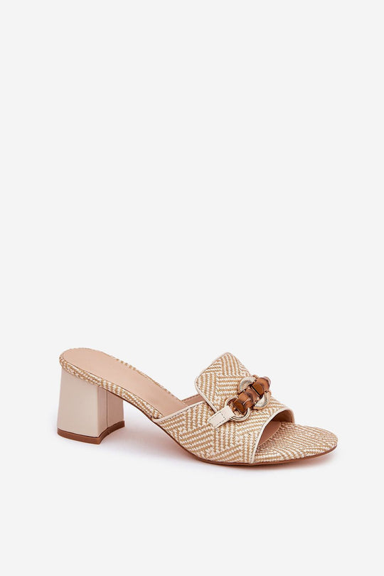 Women's woven sandals with pillar heel and front decoration, ideal for summer outfits.