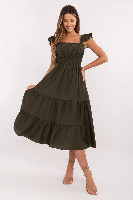 Sommerliches Midikleid mit Volantträgern und ausgestelltem Schnitt.