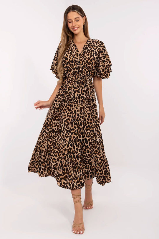 Luftiges Maxikleid mit Animal-Print und Bindegürtel, Wickelausschnitt, Rüschenärmel.