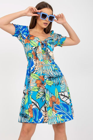 Floral dress with Spanish neckline and short sleeves.