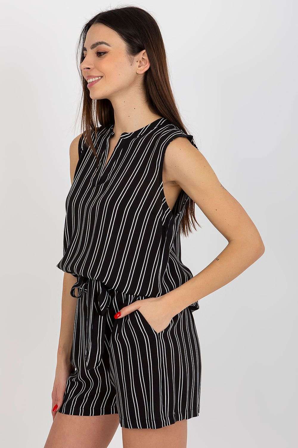 Sleeveless floral blouse with heart neckline and patterned fabric, perfect for elegance and style.