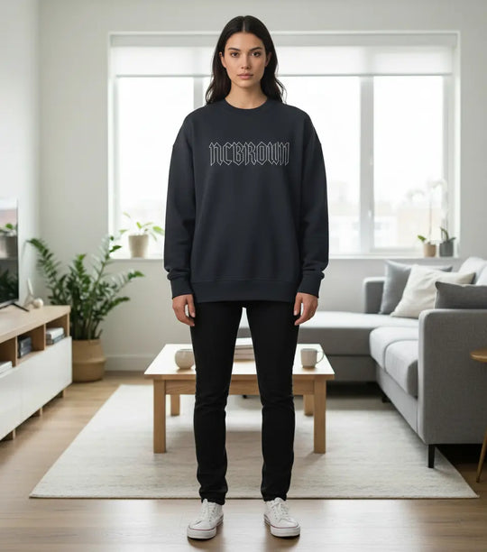 Woman wearing Negroni Oversize Sweatshirt black in modern living room with casual black pants and white sneakers